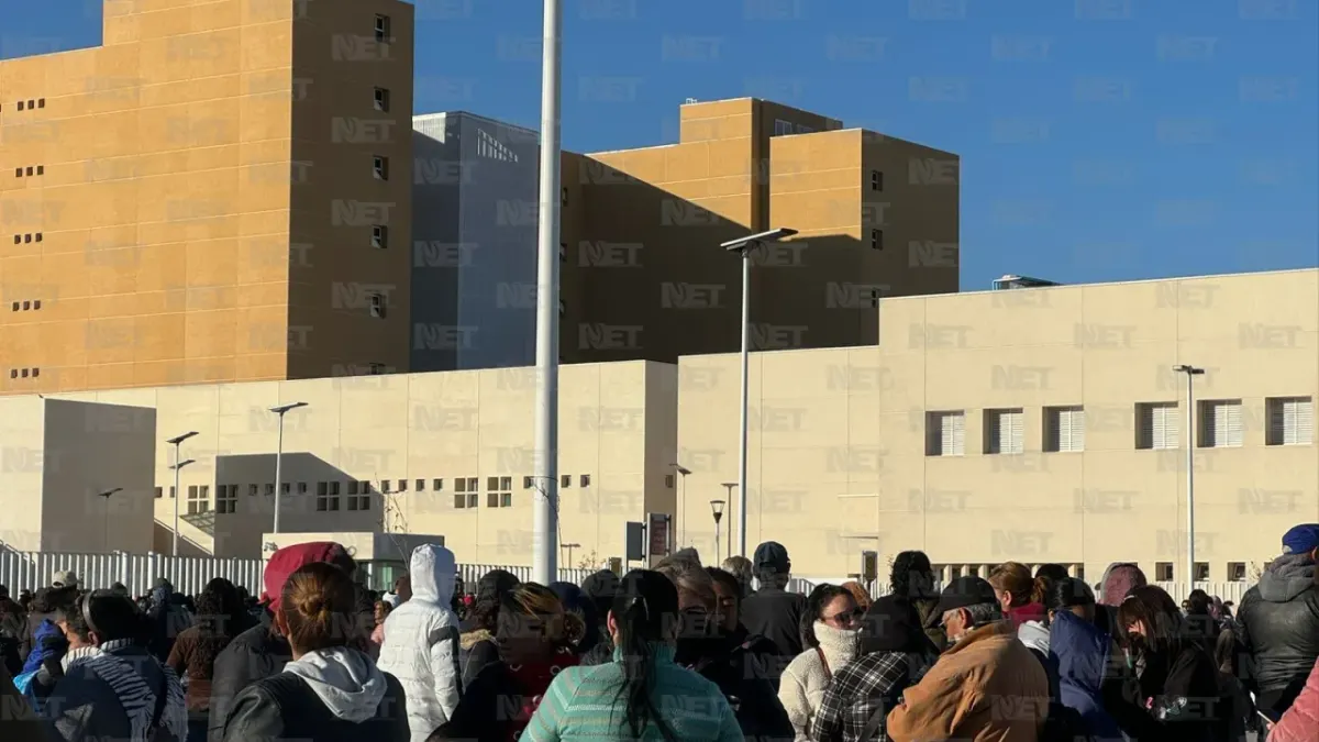 Llegan cientos de personas a inauguración del nuevo hospital en Juárez