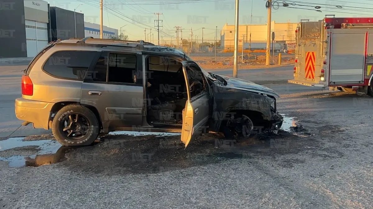 Se les quema camioneta cuando iban rumbo al trabajo
