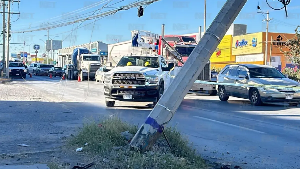 Poste a punto de caer en la Tecnológico y Del Granjero genera tráfico