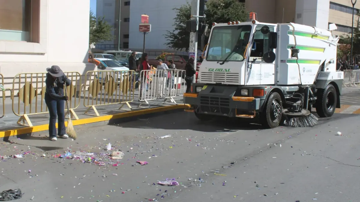 Levanta 2.7 toneladas de basura tras desfile revolucionario en la capital