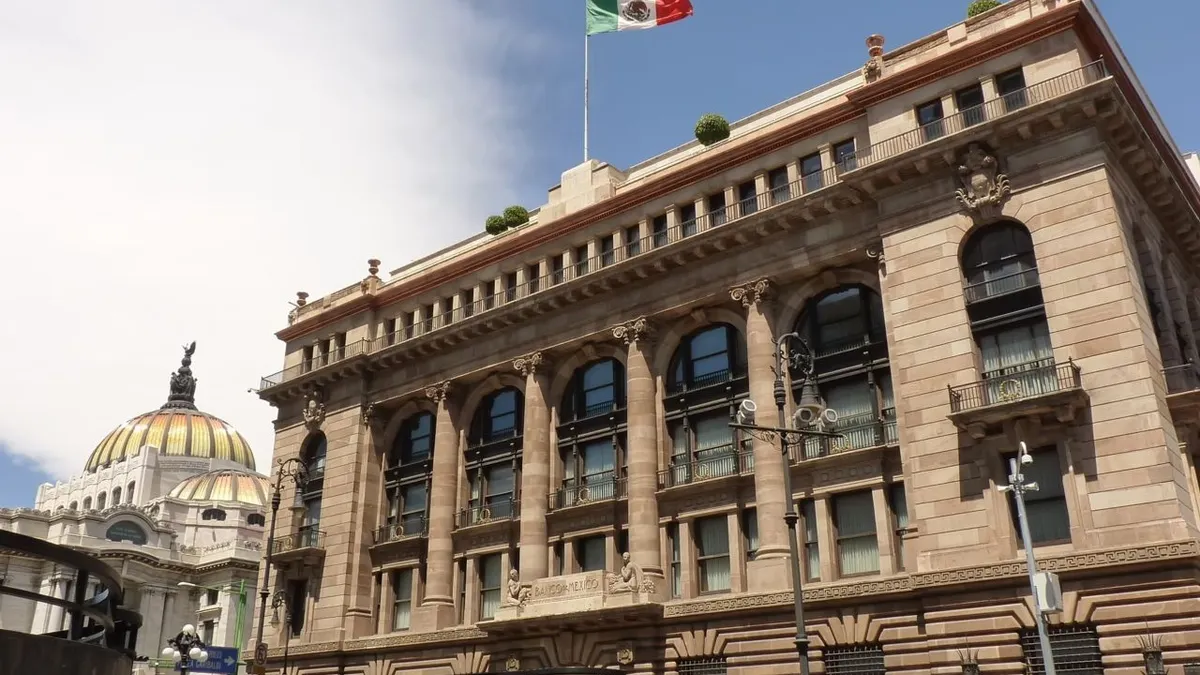 Baja calificación crediticia de México por aumento de deuda y Pemex