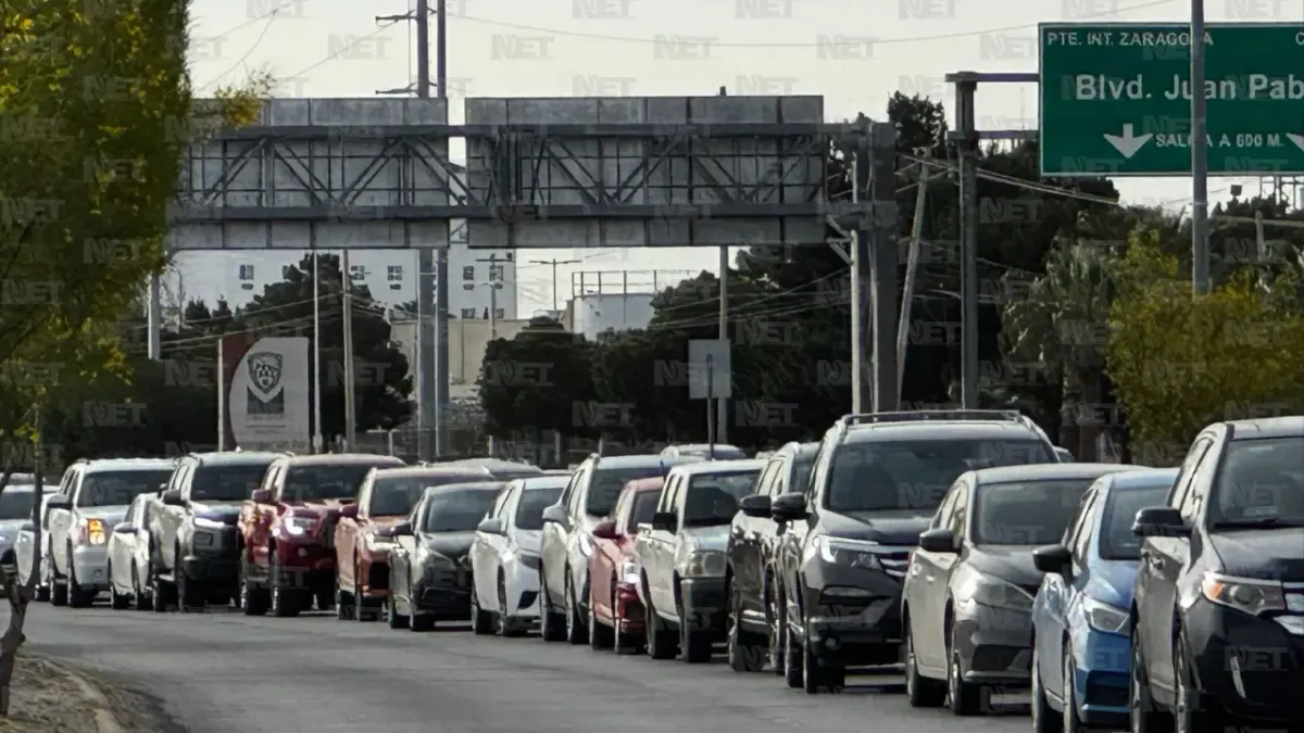 Filas moderadas en puentes internacionales de Juárez
