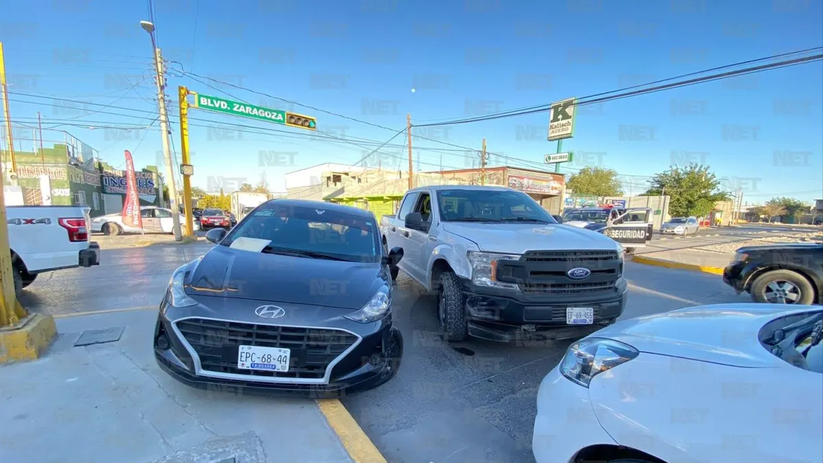 Da vuelta prohibida y choca contra ministeriales