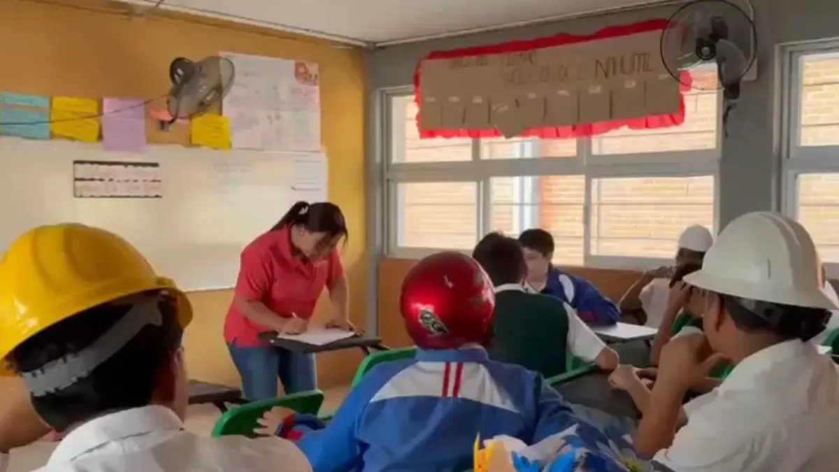 Escuela en Morelos presenta daño estructural; alumnos toman clases con casco