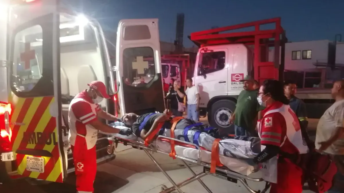 Trabajador cae de segundo piso en obra