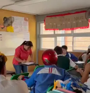 Escuela en Morelos presenta daño estructural; alumnos toman clases con casco
