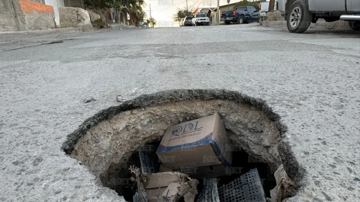 Piden vecinos que tapen hundimiento en calles de la colonia Industrial