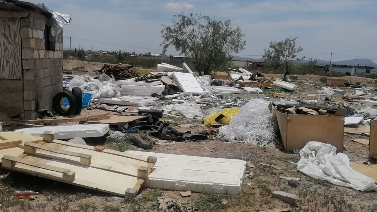 Trailero tiraba basura en baldío y lo arrestan