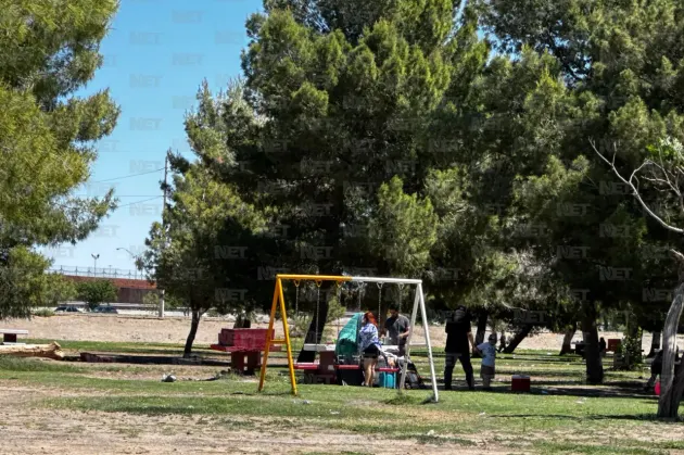 Acuden familias a El Chamizal pese a fuertes vientos en Juárez