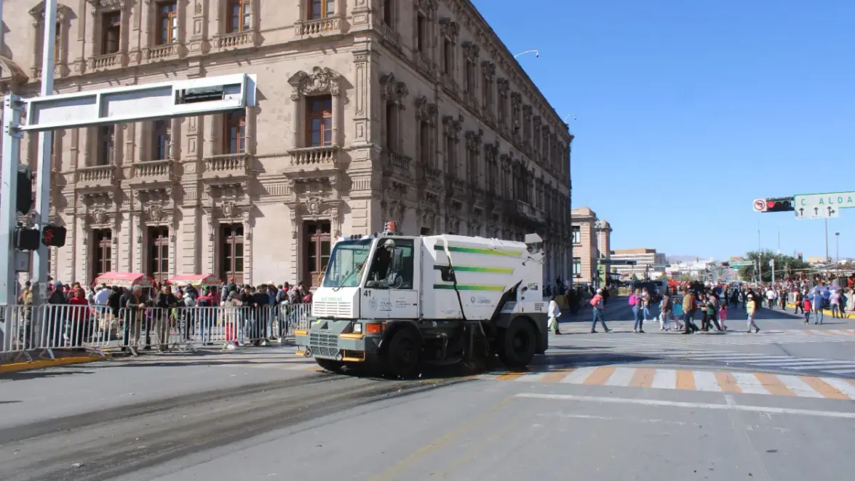 Levanta 2.7 toneladas de basura tras desfile revolucionario en la capital