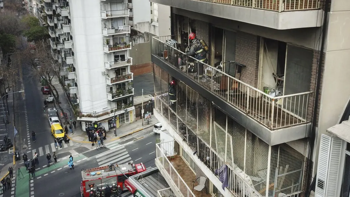 Incendio en departamentos de Argentina deja 5 muertos