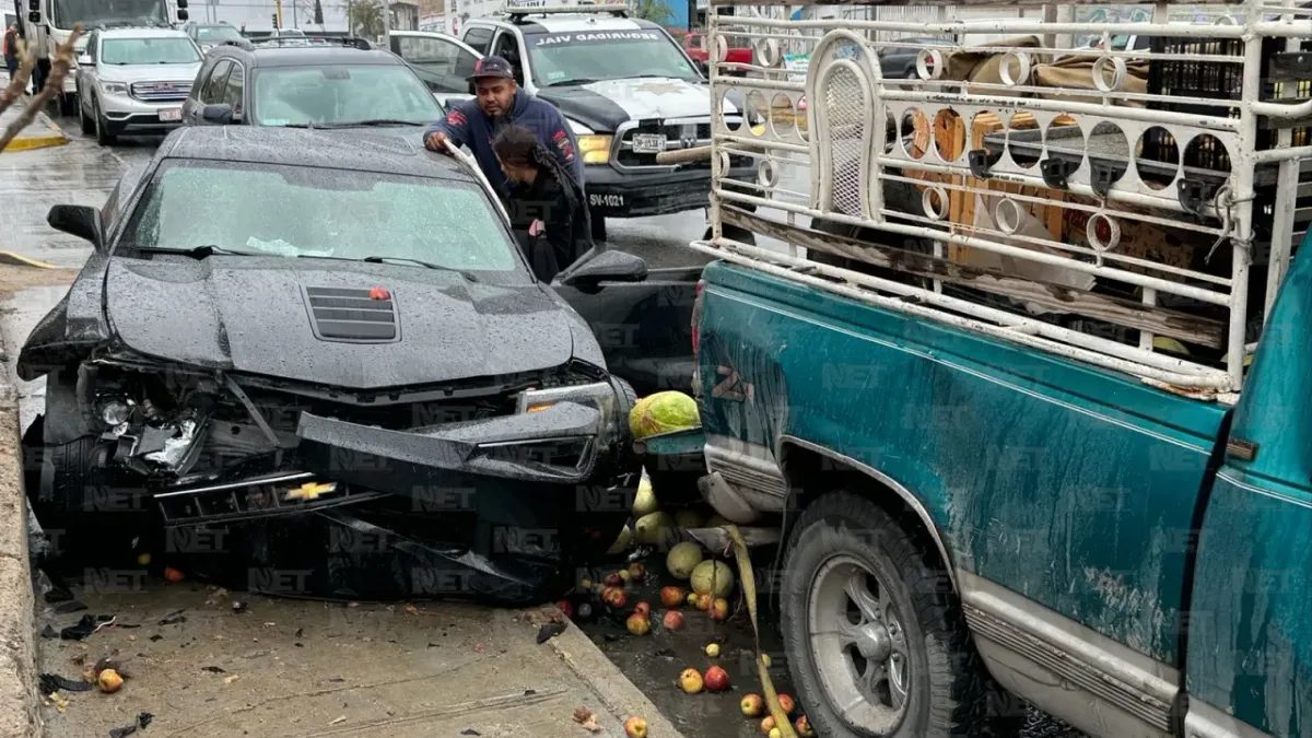 Choca su Camaro contra autos estacionados al ir a exceso de velocidad