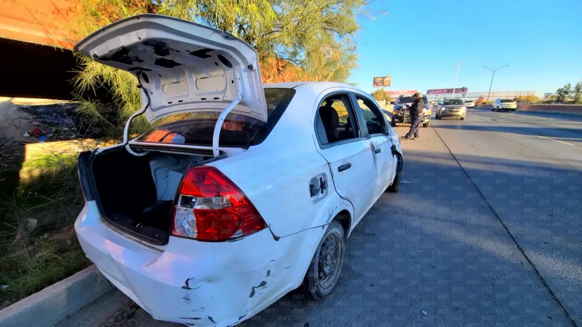 Abandonan auto chocado en Las Torres; rastrean al dueño 