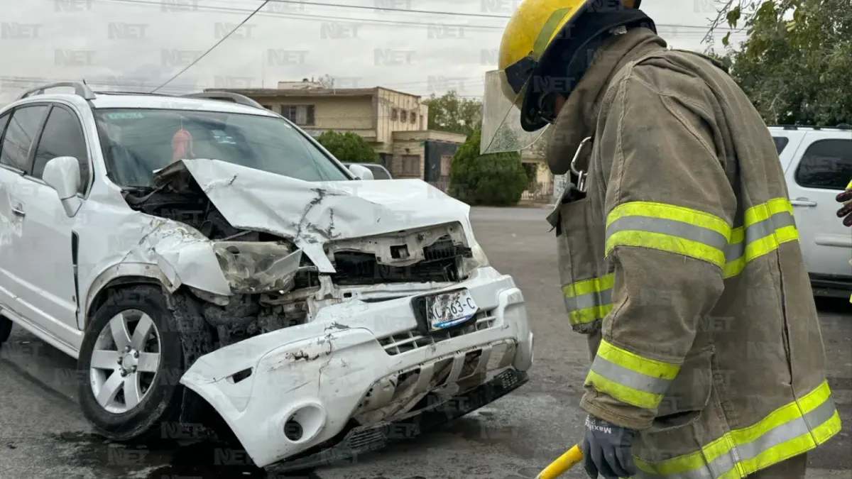 Rutero se pasa luz roja, choca y destroza barda de guardería