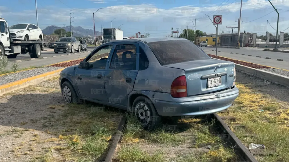 Auto termina sobre vías del tren tras ser embestido por tráiler