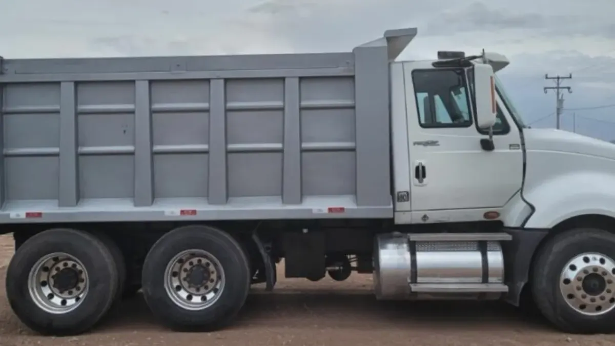 Recuperan camión de volteocon reporte de robo