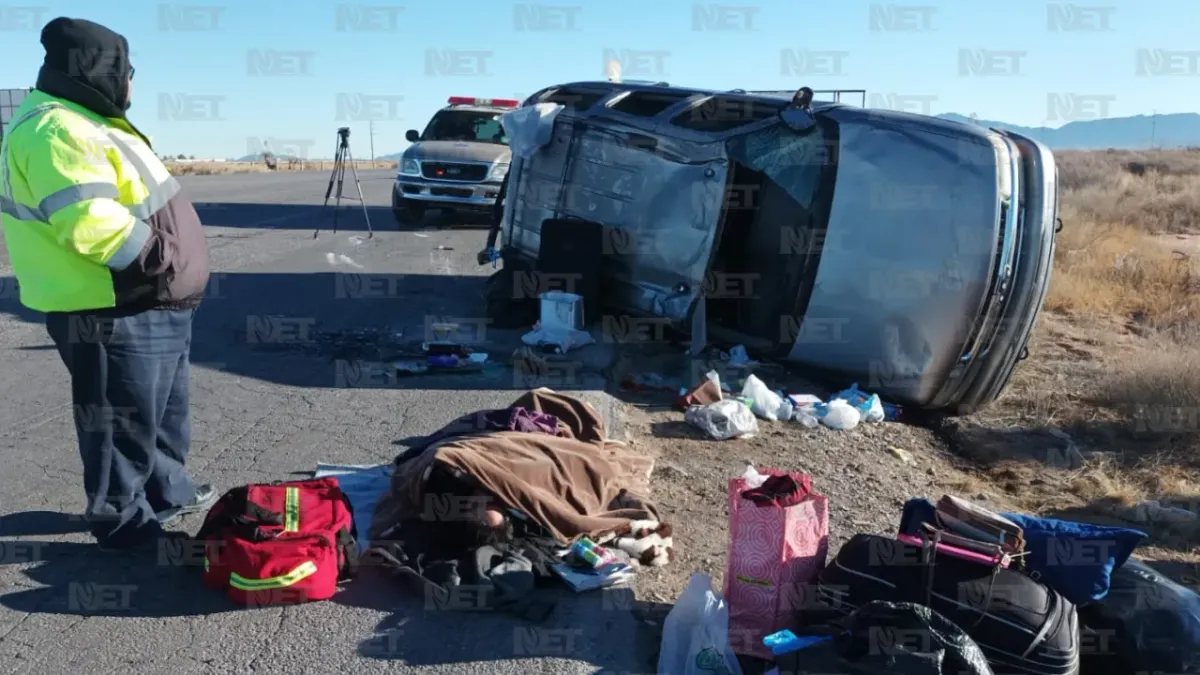 Familia viajaba a Madera y termina volcada en carretera