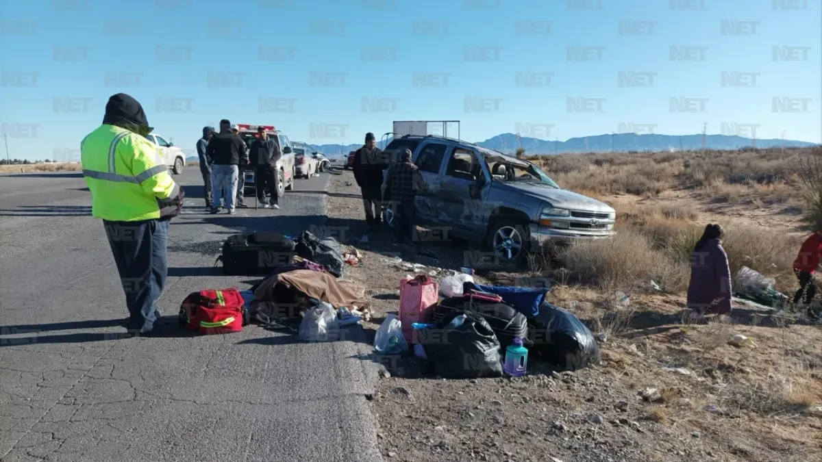 Familia viajaba a Madera y termina volcada en carretera
