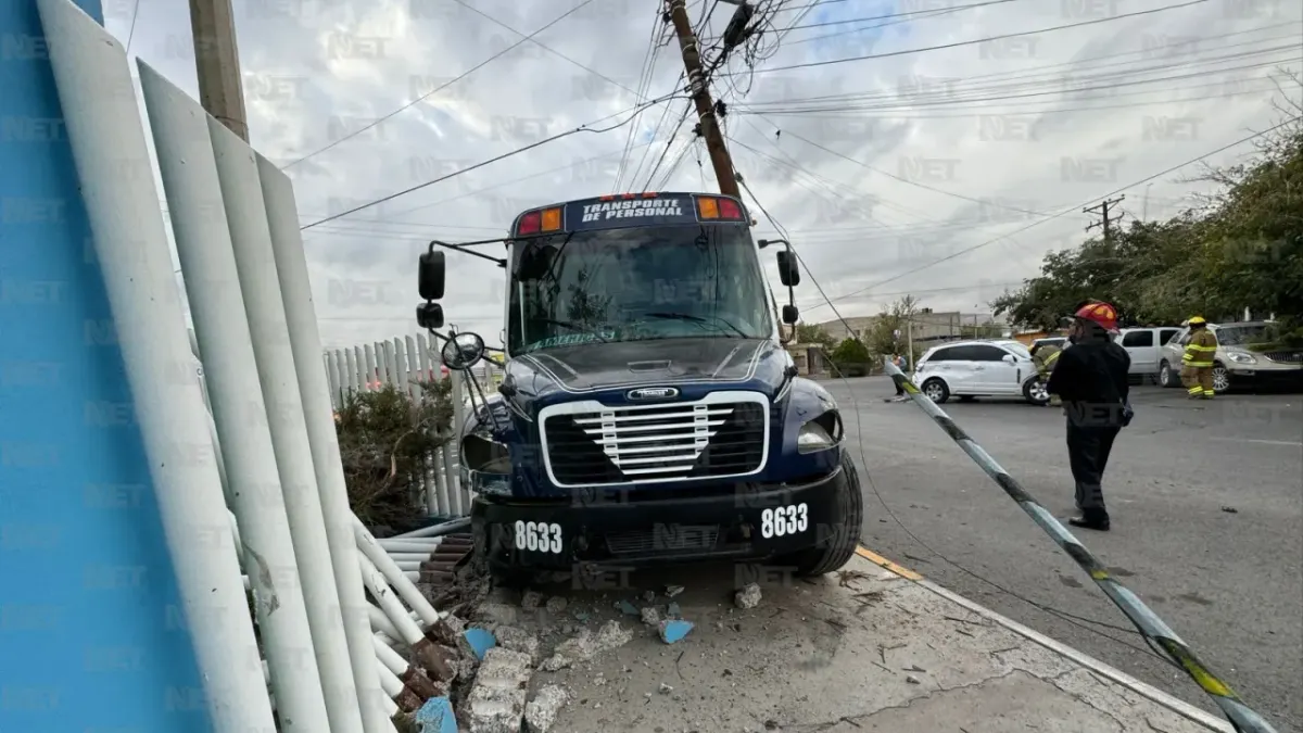 Rutero se pasa luz roja, choca y destroza barda de guardería