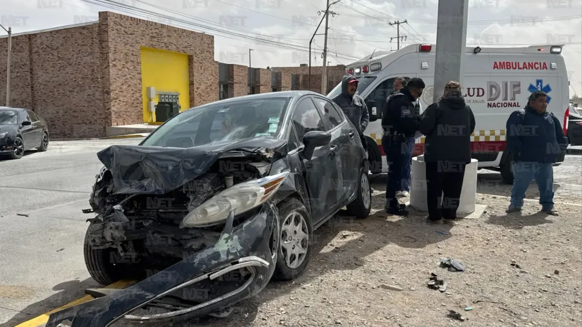 Choque deja a una mujer herida en el eje vial Juan Gabriel