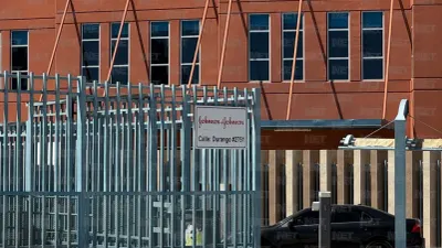 Evacúan maquiladora Johnson & Johnson por supuesta amenaza