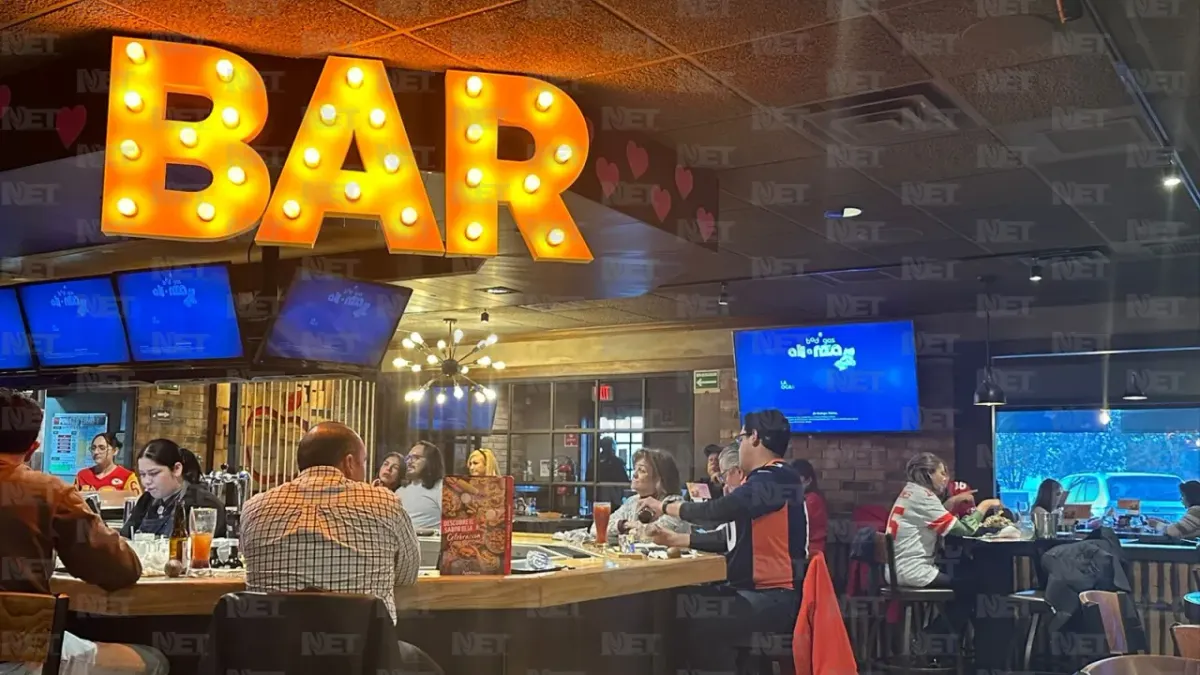 Juarenses disfrutan en bares el Super Bowl LVIII