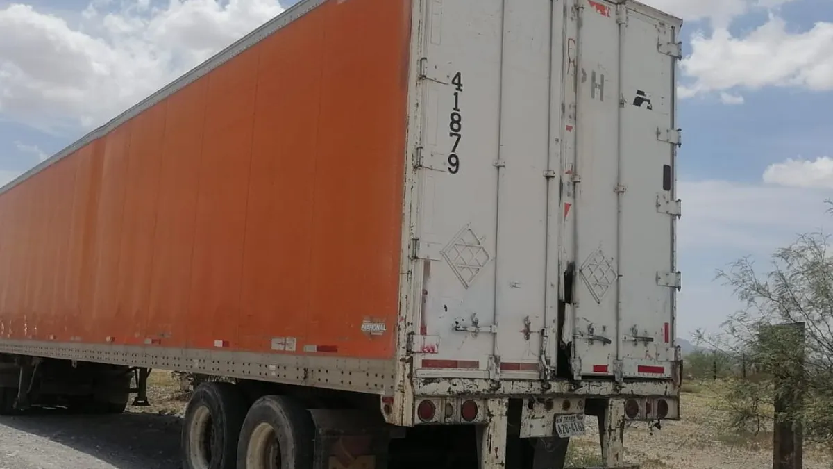 Trailero tiraba basura en baldío y lo arrestan