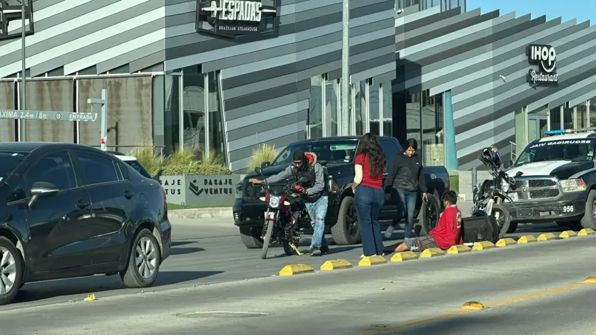 Juárez: Cambia de carril y derriba a repartidor de comida