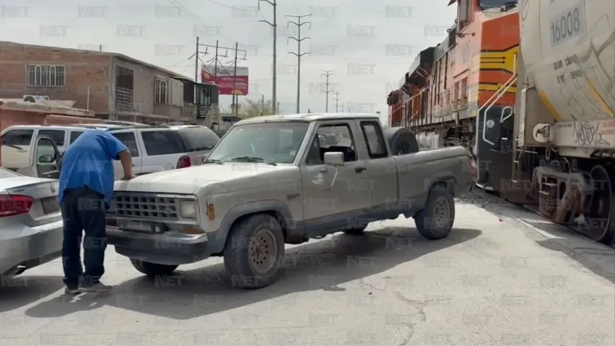 Tren choca contra camioneta en Juárez