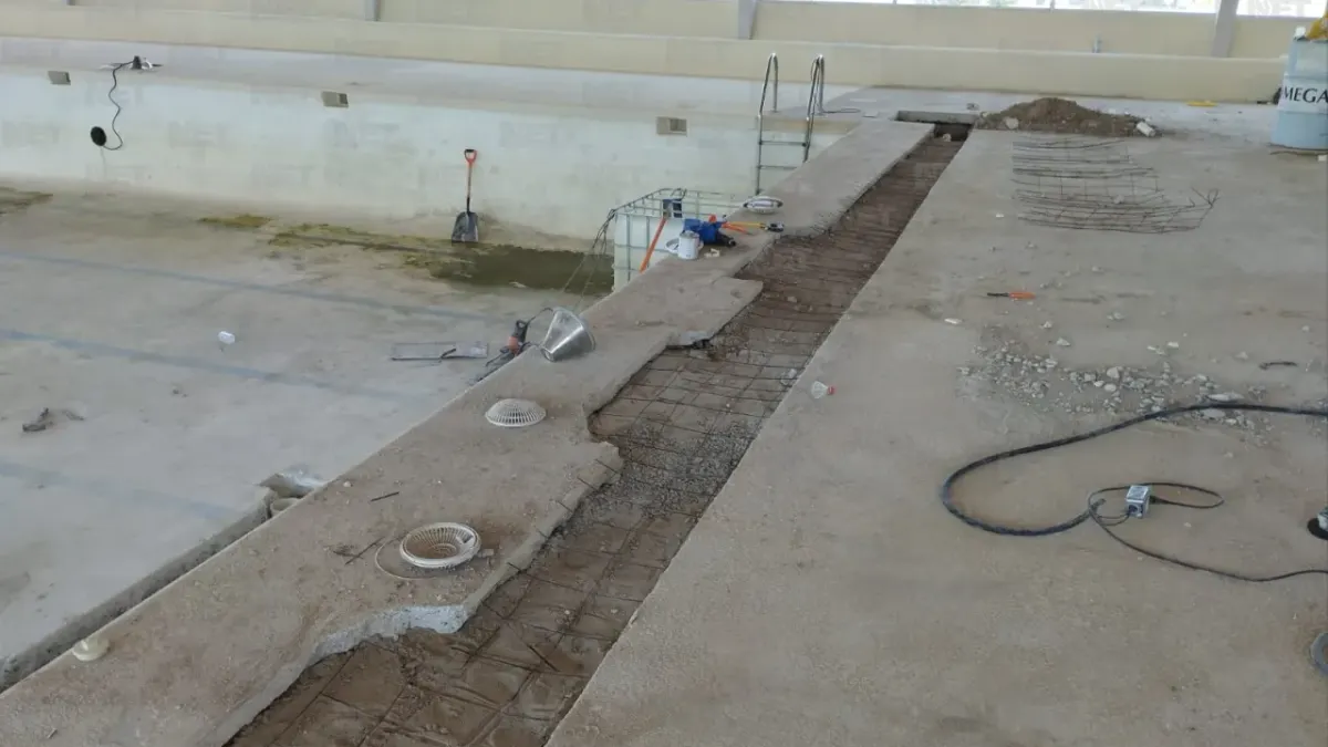 A punto de terminar la rehabilitación de la alberca en el Parque Central