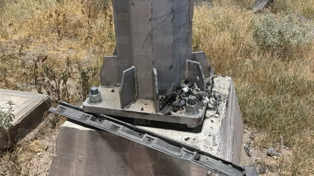 Pierde el control de su Lexus e impacta poste