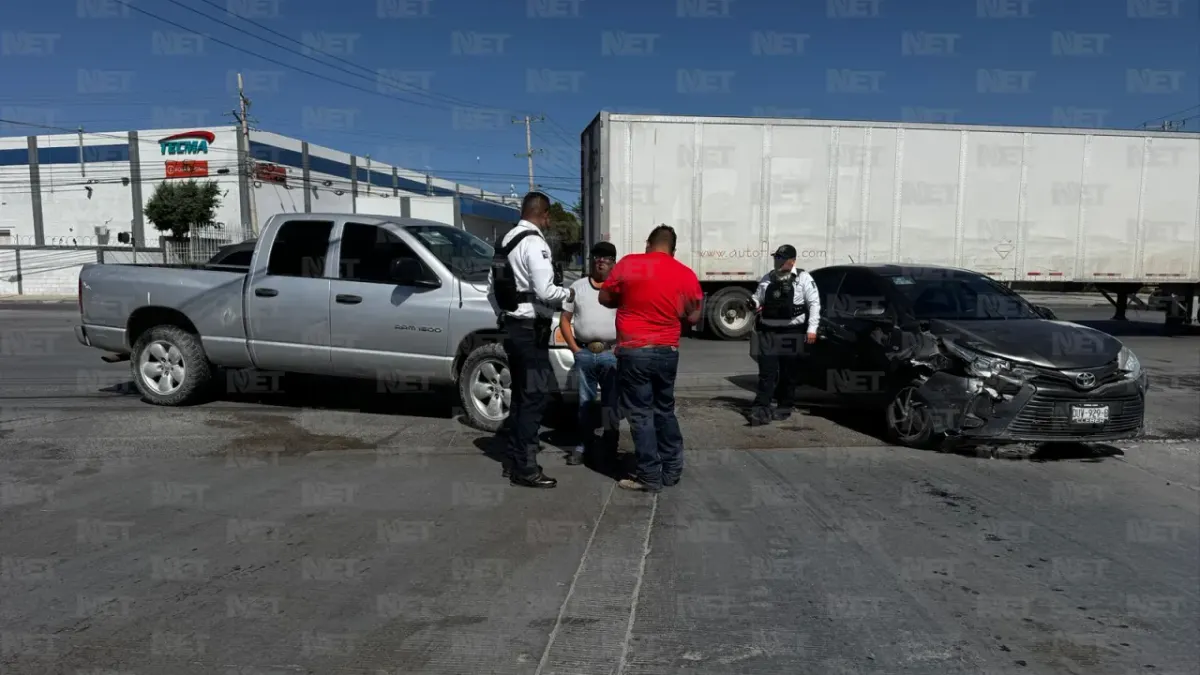 Confunde semáforo y provoca choque en avenida Tecnológico