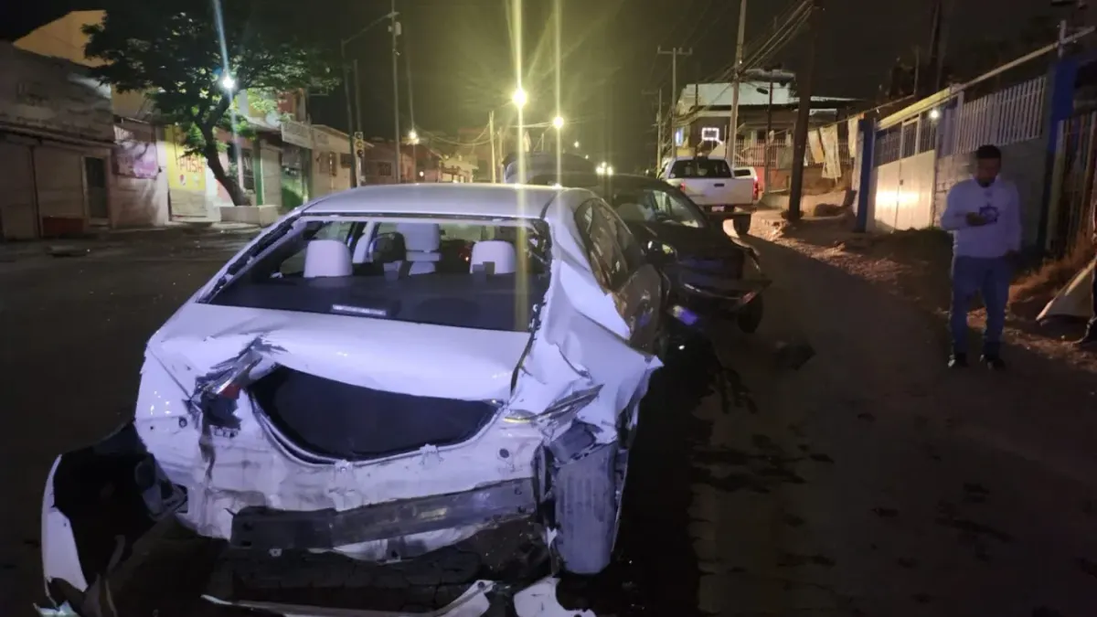Conductor choca a alta velocidad contra auto estacionado en el Centro