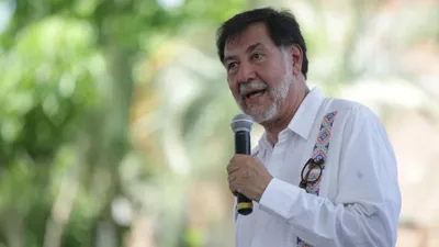 Entre gritos e insultos reciben a Fernández Noroña en restaurante
