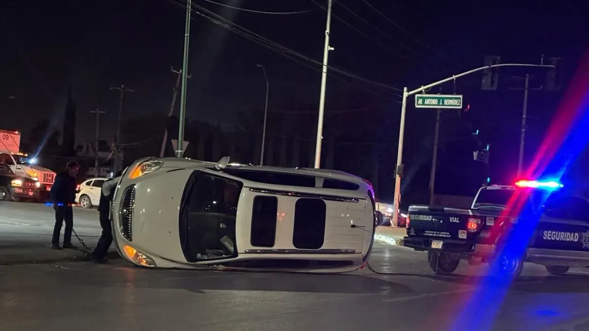 Vuelca camioneta al dar vuelta a exceso de velocidad