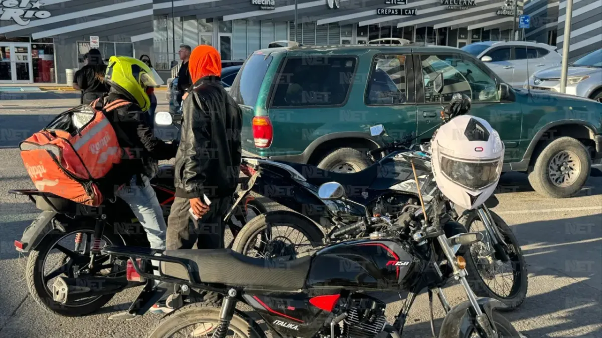 Juárez: Cambia de carril y derriba a repartidor de comida