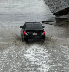 Fuertes lluvias afectan vialidades de Ciudad Juárez