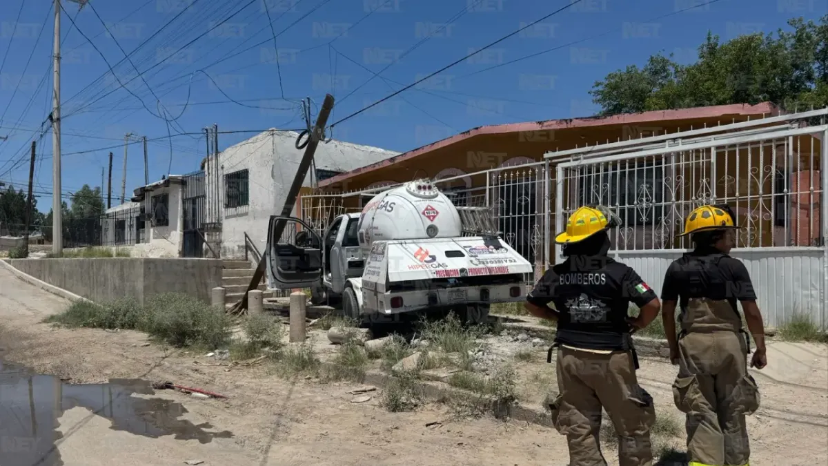Pipa de gas se queda sin frenos y se estrella contra casa en la Aztecas