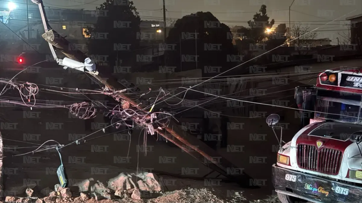 Camión de la Línea Unitec 1A impacta vivienda y autos