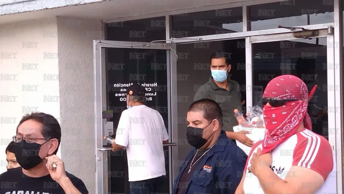 Vecinos de El Granjero toman oficinas de la CFE por falta de luz