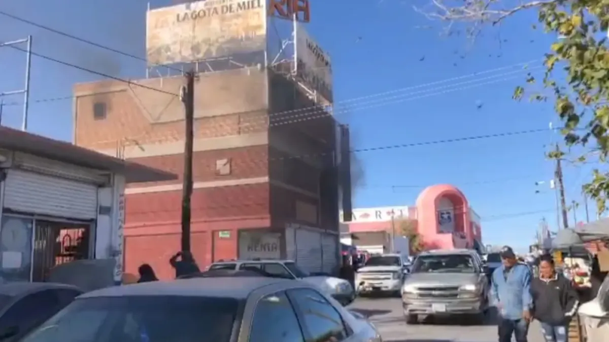 Sofocan bomberos incendio en edificio abandonado en el Centro