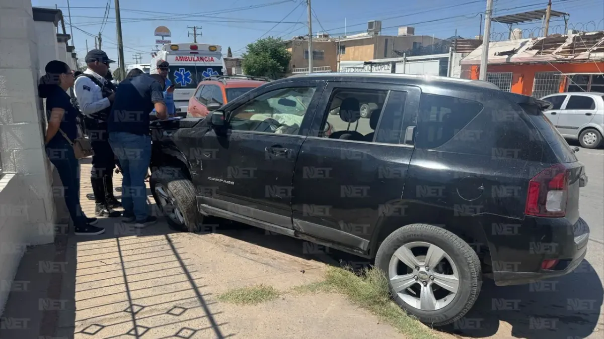 Impacta auto donde viajaba familia; papá llevaba a su bebe en los brazos
