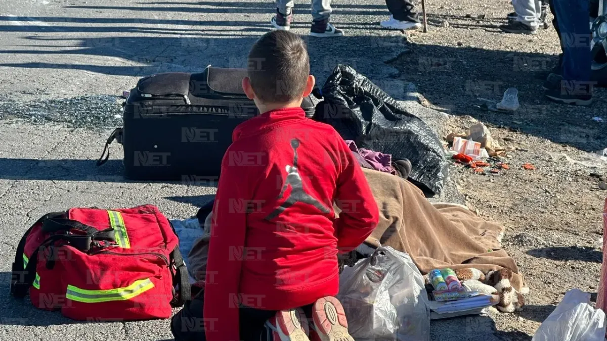 Familia viajaba a Madera y termina volcada en carretera