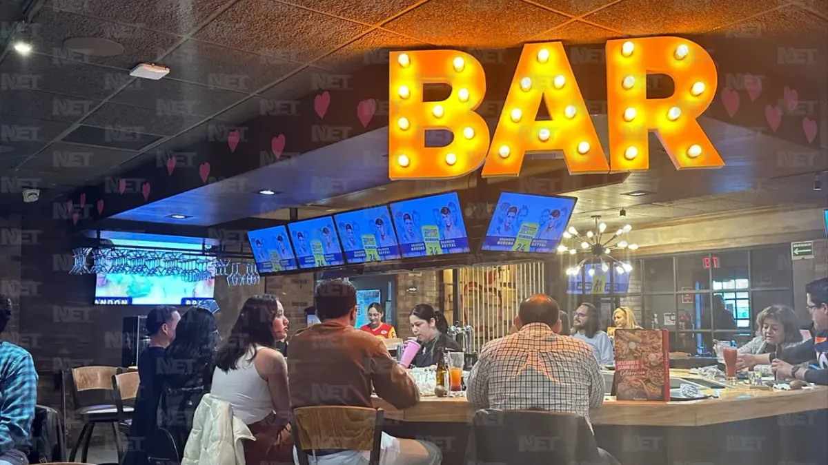 Juarenses disfrutan en bares el Super Bowl LVIII