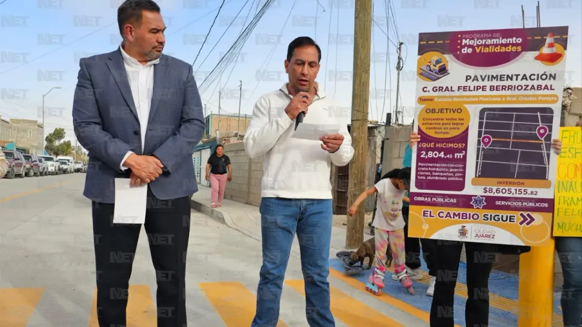 Entrega alcalde pavimentación en la calle General Felipe Berriozabal