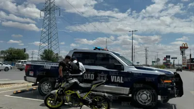 Mujer resulta lesionada tras caer de motocicleta en Las Torres