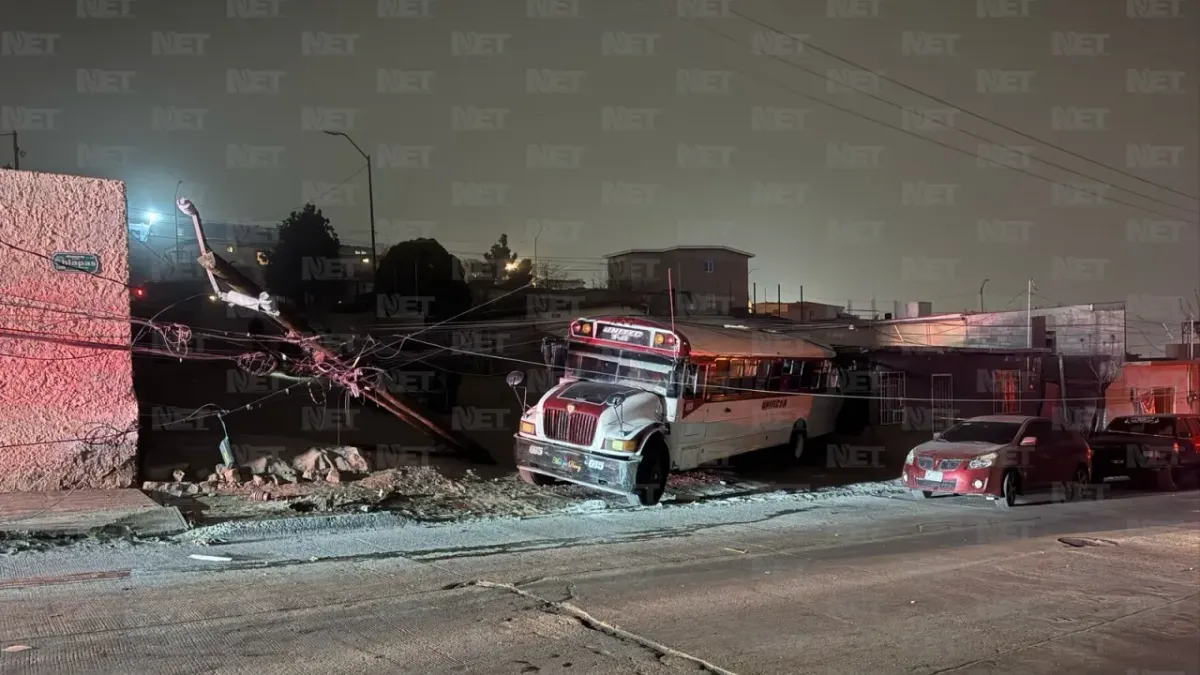 Camión de la Línea Unitec 1A impacta vivienda y autos