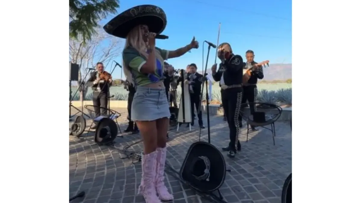 Video: Karol G canta 'El Rey' en Jalisco