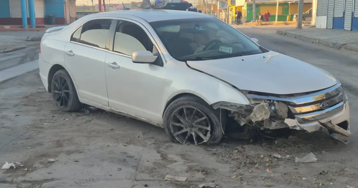 Abandonan vehículo tras chocar contra banqueta y poste en la colonia ...