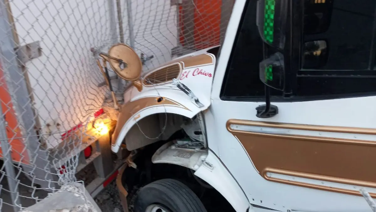 Camión se estrella contra barda de maquila